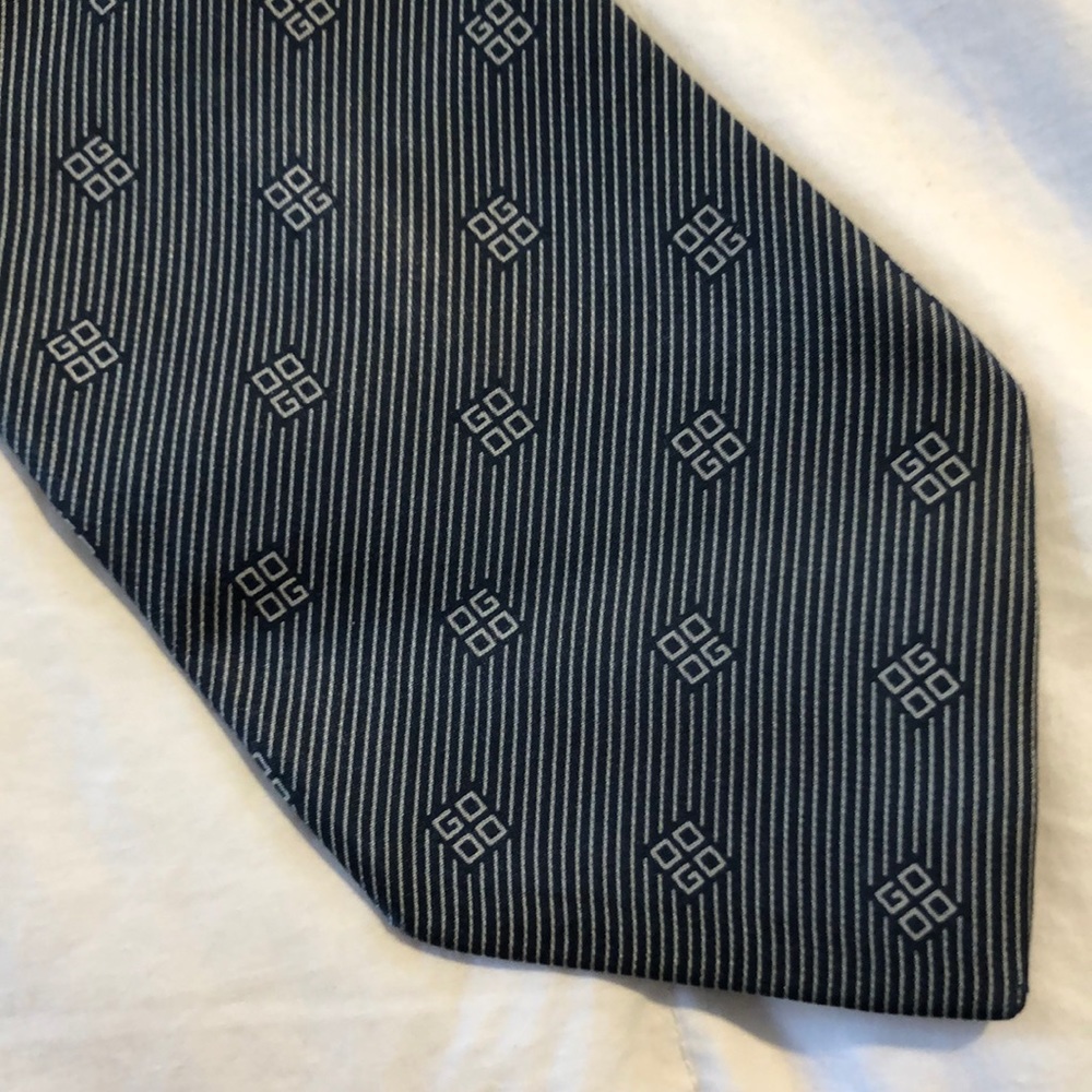 Gucci Men’s tie. Blue/gray diagonal stripe w/ design. 100% silk. Made in Italy.